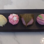 菓匠 菊家 - 左から うぐいす餅、花の山、さくら餅、そよかぜ