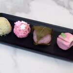 菓匠 菊家 - 左から うぐいす餅、花の山、さくら餅、そよかぜ