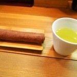 松阪牛麺 - 暑いと冷たい緑茶が美味しい