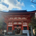 八百与 - (参考)長等神社。商店街の向こう、山側に。