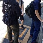 ラーメン二郎 - 歩道には並ばないようにしましょう。一般歩行者の通行の邪魔にならないように心がけましょう。7/11/2014