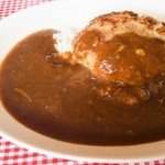 Rabi Zu Kicchin - 【ハンバーグカレー】牛肉の旨みととろみがギューと効いていて、本当に美味しいカレーです。ハンバーグも手ごねしている形で、ジューシィでやわらかくて… これもヤバイ美味しさです。うわー (O_O) うまい！