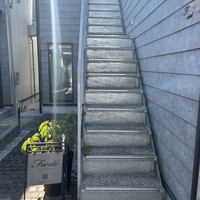 フィエルテ - 入り口二階にお店はあります