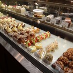 パティスリー ユウ ササゲ - ケーキショーケース全景