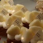 パティスリー ユウ ササゲ - ケーキショーケース