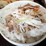 ラーメン 味の駅 - ピリ辛丼にはスープをかけて‥