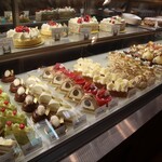 パティスリー ユウ ササゲ - ケーキショーケース全景