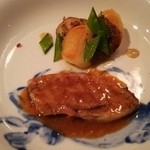 横濱元町 霧笛楼 - 地元やまゆりポーク（ばら肉）の網焼きじゃが芋のローストと椎茸のブルギニョン風