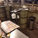 新鮮ホルモン酒場 ごっつ 天満本店 - ドラム缶のテーブル