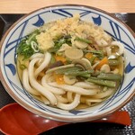 丸亀製麺 - 「山菜うどん」590円也。