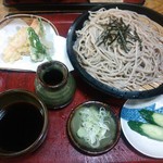 かめや食堂 - 天ざる。そばはかなりのボリューム。