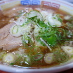 満古登食堂 - 油が濃厚なスープとトロトロのチャシューが四枚、豚さんのかおりもかなり漂うので、青ネギは必須！
