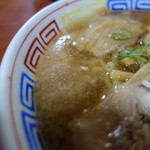 満古登食堂 - スープは豚バラで四足濃厚系～油膜が厚い印象。