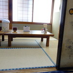 満古登食堂 - 座敷が何ヶ所かとテーブル席。