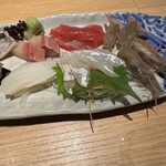 酒と肴みこし鶴一 - 刺身の盛り合わせ。左上から時計回りに鰤、鮪、活きすくも海老、マゴチ、ヤリイカ。海老は…活きで動いています。もちろんぷりっぷりです。マゴチのお刺身珍しい。