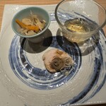 酒と肴みこし鶴一 - 付き出し。左上から時計回りに切り干し大根、白魚の踊り、よだれどり。新鮮というか泳ぎ回ってる白魚にびっくり（笑）