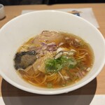 酒と肴みこし鶴一 - 非常にクオリティの高いいりこラーメン。出汁とカエシのバランスが素晴らしく雑味の無い美味しいスープに本格的かつ綺麗な盛り付けのラーメン。
