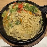 酒と肴みこし鶴一 - 焼きラーメンも鉄鍋で提供されて、具沢山かつ熱々で美味しい！味付けも程よく屋台的な焼きラーメンよりも少し上品。締めにピッタリの絶妙なボリューム。