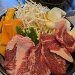 旭川成吉思汗 大黒屋 日進竹の山店 - たっぷり焼き野菜とショルダー肉