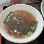 万来 - スープはあっさり醤油♪ワカメが美味しいっ