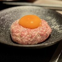 焼肉うしごろ 銀座並木通り店 - たべごろコース（税込み７０００円）のユッケ