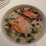 レ セゾン - 前菜は焼き上げた帆立貝とマッシュルームをミルフィーユ状に挟み、椎茸のソースを混ぜながら楽しめるメニュー。濃厚な味わいです。