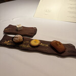 レ セゾン - 右からフィナンシェ、タルト、シュークリーム。奥がヌガー。