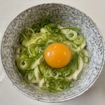 三嶋製麺所 - かけうどん小(卵付き)