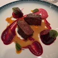 レ セゾン - 和牛のイチボ肉はミディアムレアで焼き上げ、柔らかい食感と旨みを楽しめます。酸味のある泡立てたムースソースと合わせるのも◎です！