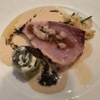 レ セゾン - 寒鰤の表面を網焼きにして旨みや甘みを閉じ込めているようです。ほうれん草とアンディブ（チコリ）をロール状に。少し酸味もありソースと一緒に食べると味の変化を楽しめます。