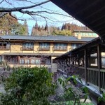 やまびこ旅館 - 渡り廊下と宿泊棟