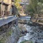 やまびこ旅館 - 田の原川と宿泊棟