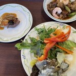 カフェ・イン・ザ・パーク - ポークのロースト、サラダ、白身魚のローストなど