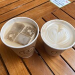 Humming Coffee - 左: 多良間の黒糖カフェラテ  右: ハミングラテ