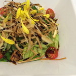 サクラダイニング - 大人気メニュー☆　カリカリごぼうとほうれん草のしょうがやきサラダ