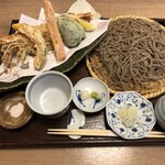 蕎麦切り　稲おか - おつゆが少なめでしたがそれ以外はパーフェクト　卓上に七味とゆず七味2種類ありました