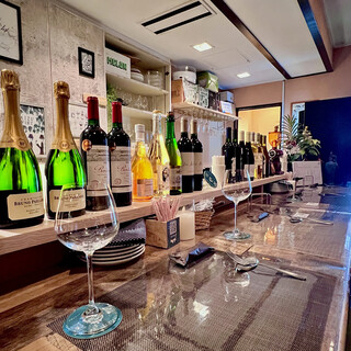 居酒屋利用もできる気軽なビストロ。ゆったりワインを楽しめる