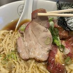 八雲 - ☑️黒だし支那そば¥950
      ☑️切り落とし焼豚¥200
      　※細麺から☝️平打ち縮れ麺に変更可能
      　※黒出汁&白出汁MIXも可能