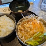 旭川成吉思汗 大黒屋 - 大根サラダ、わかめスープ、ご飯