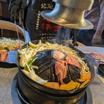 旭川成吉思汗 大黒屋 日進竹の山店 - 店員さんが、始めに焼いてくれます