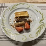 malus fantastica - <デザート盛り合わせ> 上から→プリン　ガトーショコラ　ロールの焼菓子　生苺