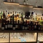 malus fantastica - カウンター席の前に広がるお酒の種類の多さに圧倒されますが…ライトアップされて綺麗です♡