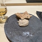 鮨 いわ貴 - 何かの肝を酢飯煎餅にのせて