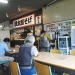 源太郎そば 横浜店 - お店のカウンターのおば様に件を渡す