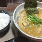 中華そば 葦屋 - 中華そば（８００円）と半ライス（ランチタイムなので無料）