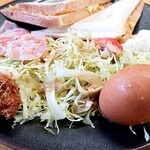 弁当・軽食 花 - サラダ・ベーコン・カキフライ・ゆで玉子