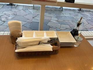 熟成和牛焼肉エイジング・ビーフ - 【2025.3.9(日)】テーブルにある調味料と取り皿