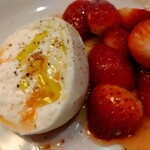 ガゼボ - ブッラ—タチーズと苺（ハーフサイズ）