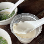 ร้านอาหารบ้านคุ้งน้ำ สมุทรสาคร - プルプルでおいしいココナツデザート。パンダンミルクもおいしい