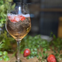 季節の果物とハーブのサワー